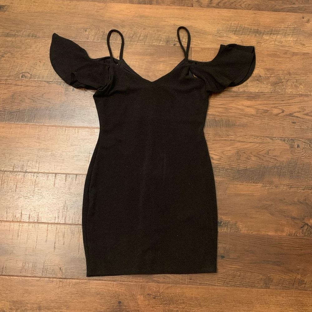 BLACK DRESS WITH OFF THE SHOULDER SLEEVES